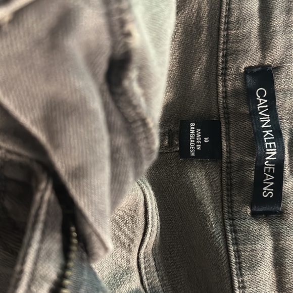 Calvin Klein Jeans grey shorts, size 10 - Picture 5 of 5